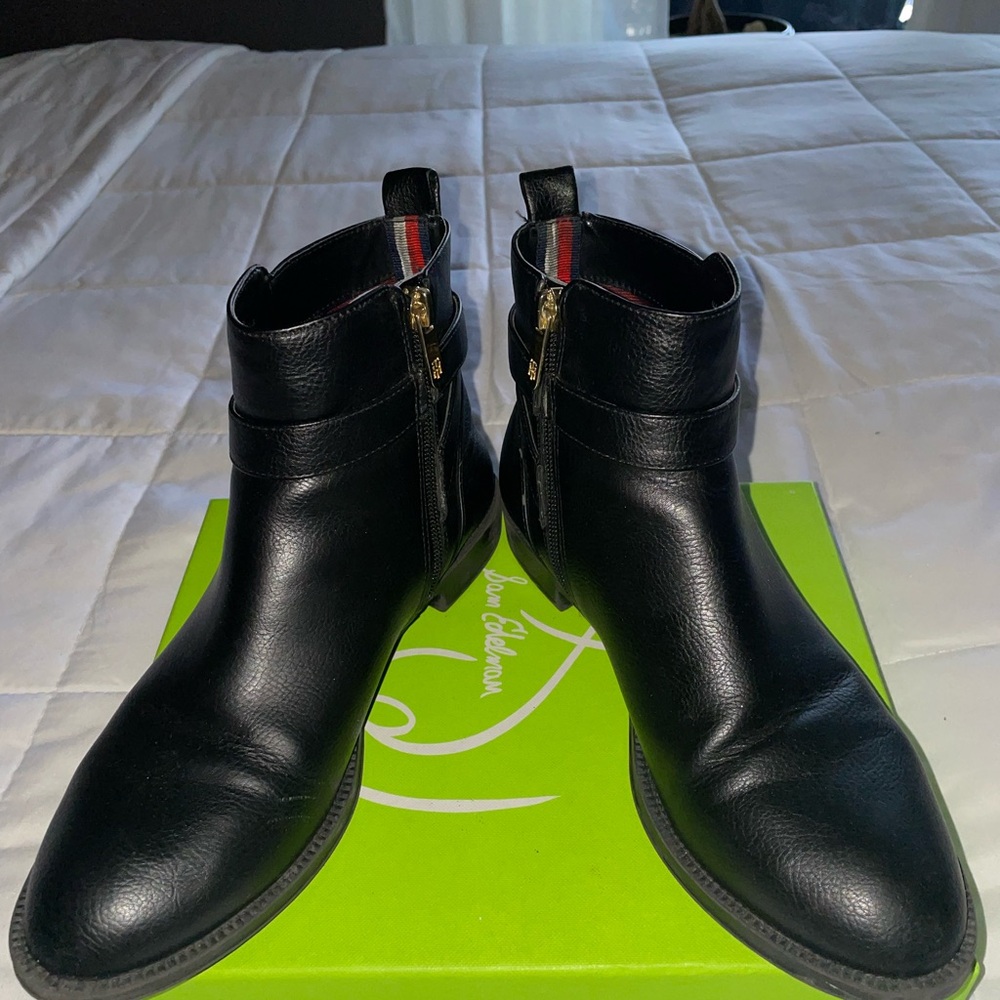 A sporty angle boot. Wear with skinny-leg jeans or fitted leggings.